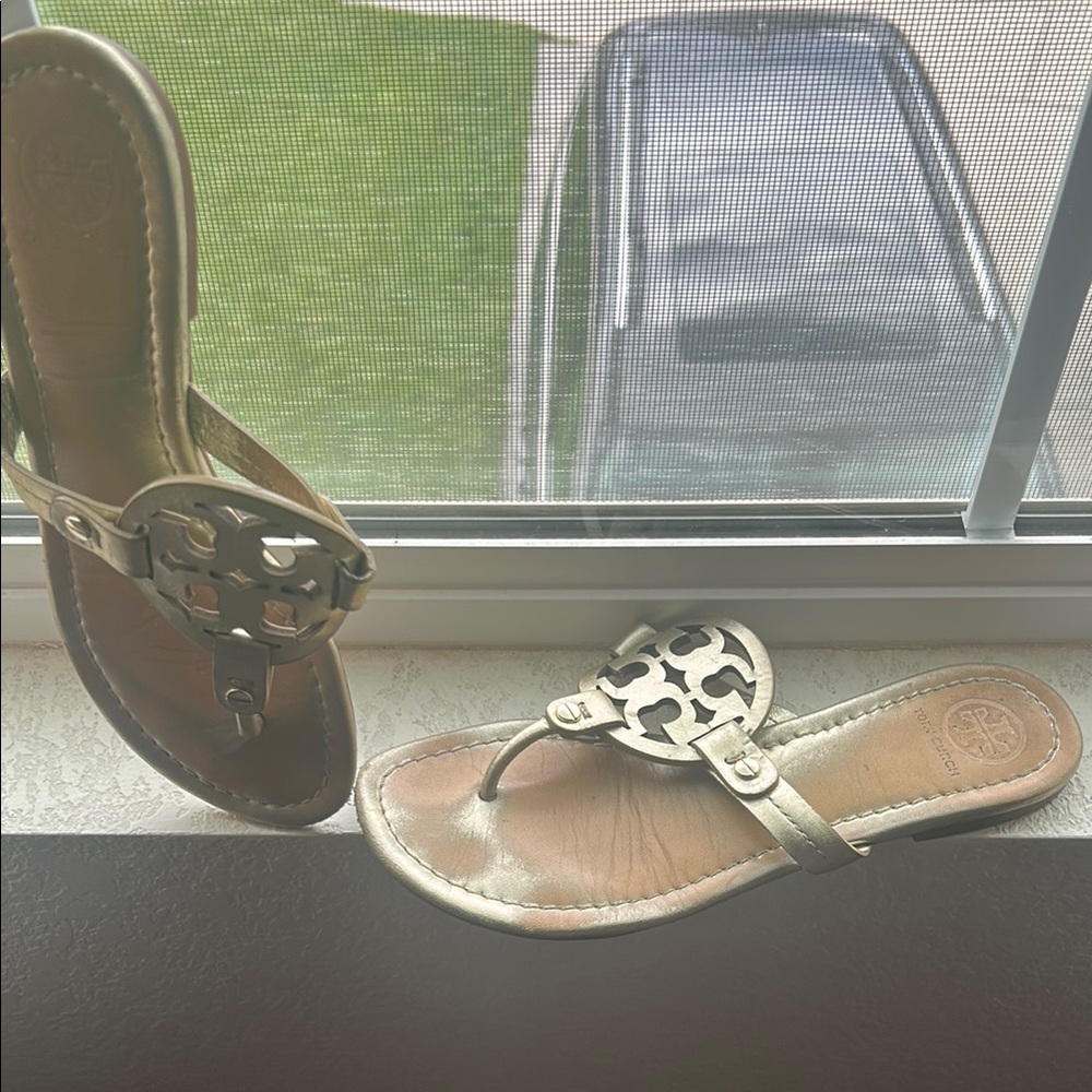 Tory Burch Silver Sandals Elegant Thong Design
